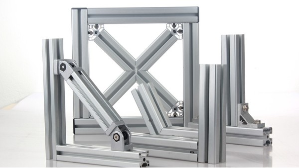 铝型材的"变形记"：从笨重到轻量化的技术革命