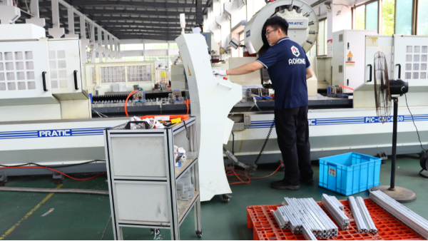 铝型材框架如何重塑新能源汽车的安全与性能？