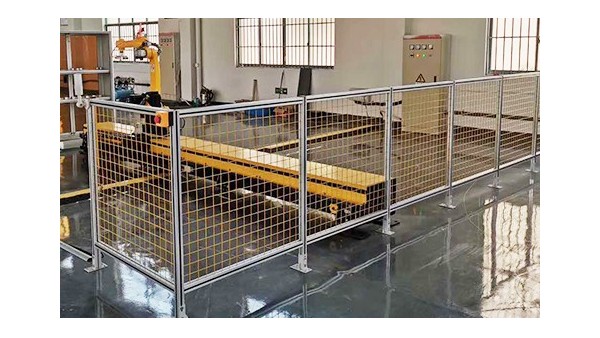 铝型材围栏的哪些特点使其适用于工业环境？